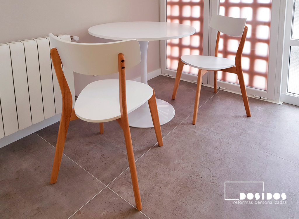Conjunto de mesa redonda y sillas de diseño para office de cocina blanca.