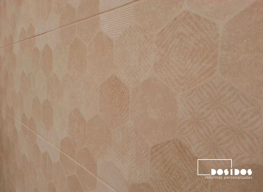 Detalle de la ducha con azulejos marrones con dibujos hexagonales