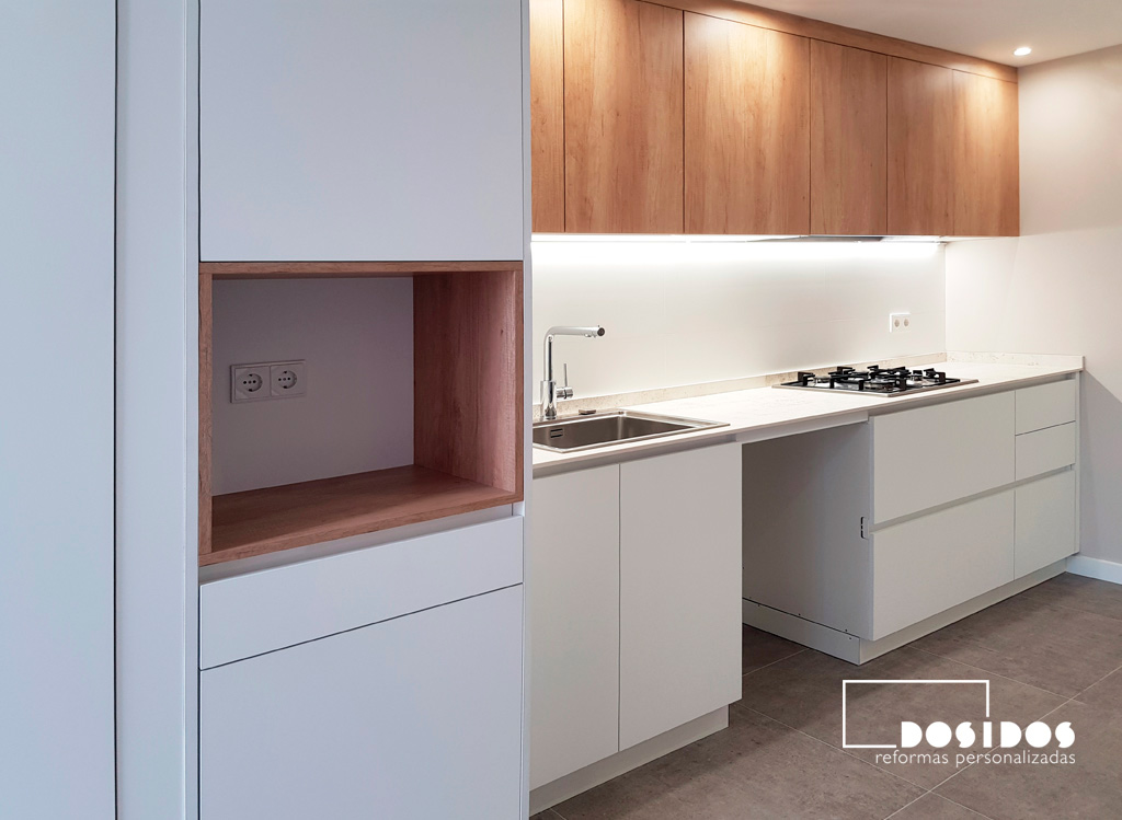 Reforma de una cocina blanca madera con espacio para office