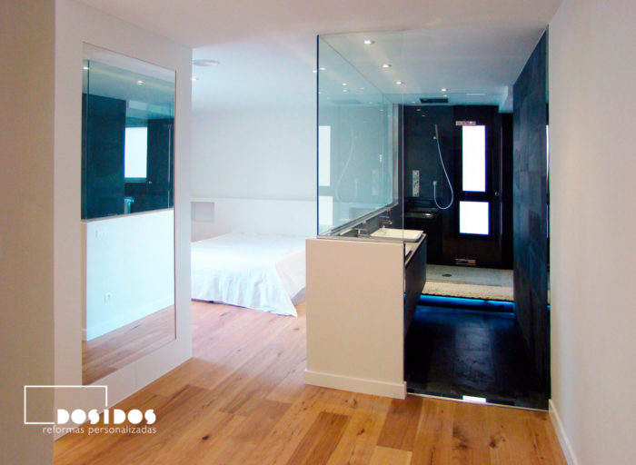 Reforma de habitación suite con baño negro y ducha con separación de cristal