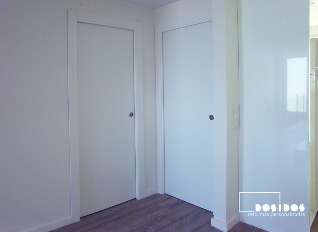 Dos puertas blancas lacadas correderas interior para habitación y baño.