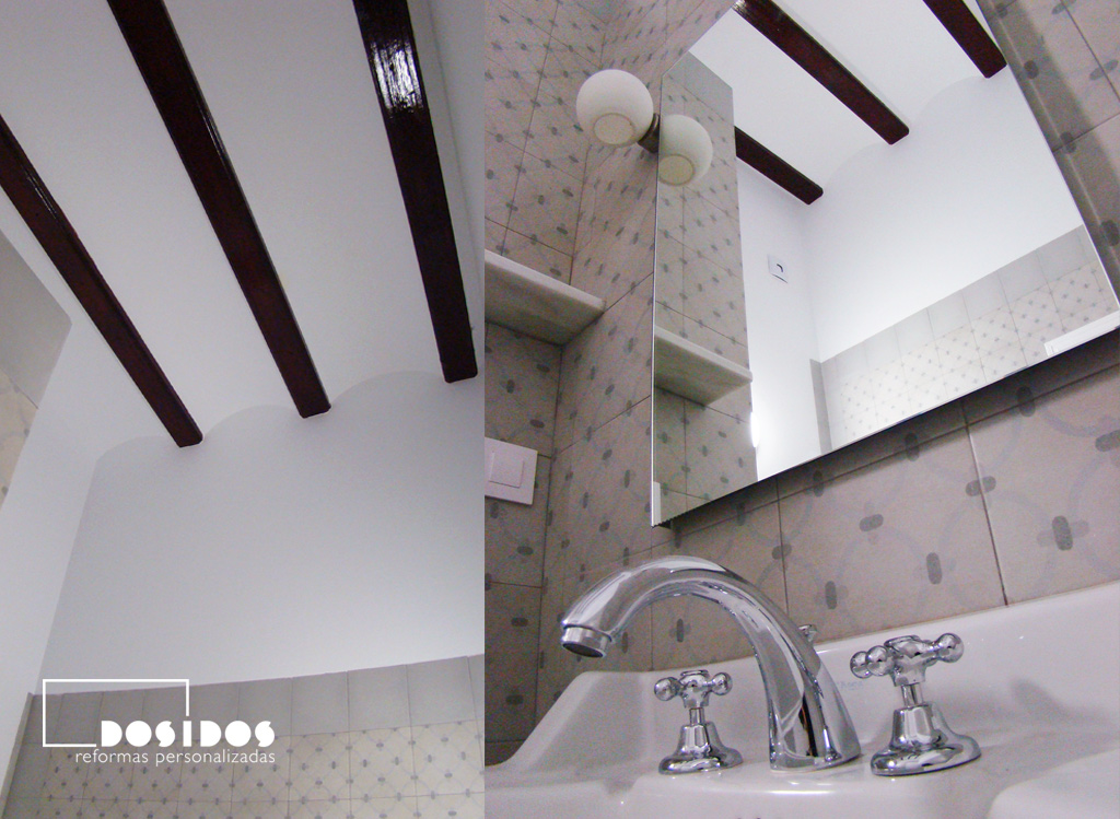 Detalle de lavabo de porcelana retro con Grifo bimando vintage cromado. Vista del techo alto con vigas de madera.