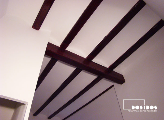 Detalle del techo alto con vigas de madera, rehabilitadas de carcoma.