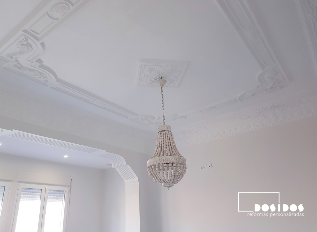Rehabilitación del techo decorativo de escayola con moldura en la habitación de matrimonio
