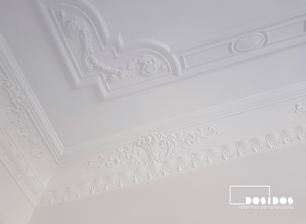 Detalle de la esquina del techo decorativo de escayola con moldura en la habitación de matrimonio