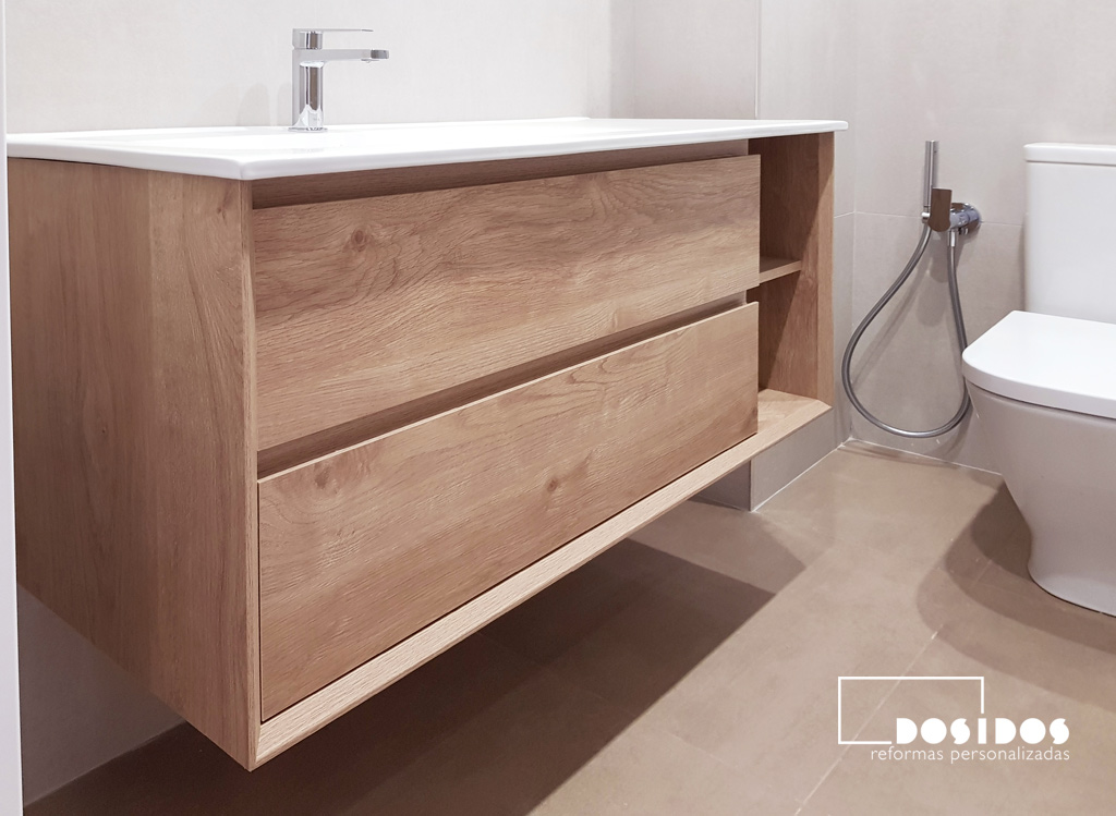 Mueble de baño de madera con dos cajones y hueco decorativo con lavabo descentrado, grifo de bidé wc