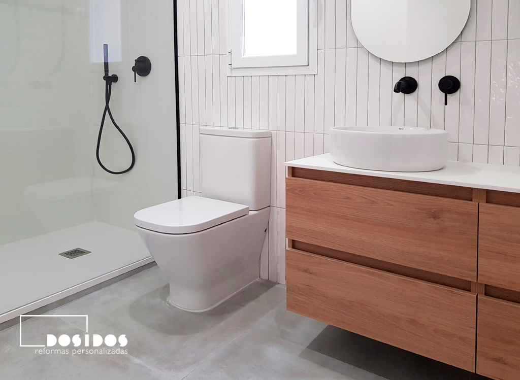 Reforma integral baño ducha blanco cemento madera grifos negros