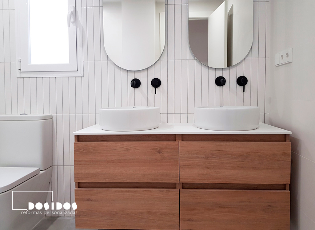 Reforma baño Valencia en blanco con lavabo doble mueble madera grifos negros