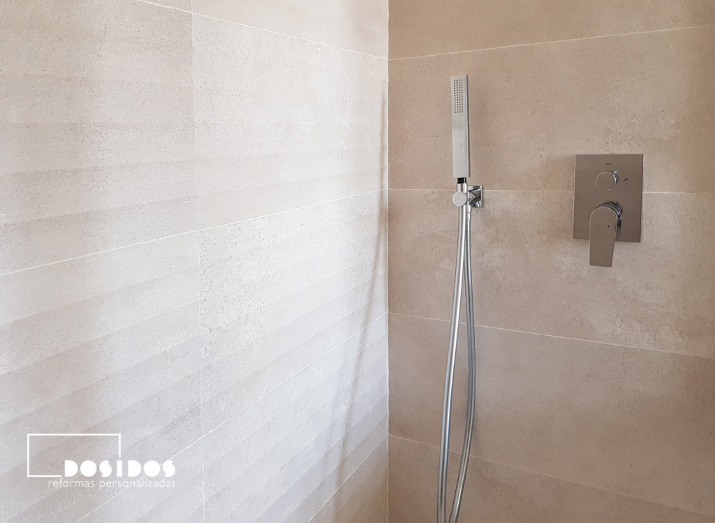 ducha baño pequeño con azulejos beige y con relieve en zona fondo de ducha