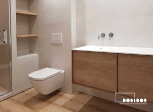 reforma-bano-moderno-grifo-empotrado-lavabo-krion-estanteria-decorativa-madera