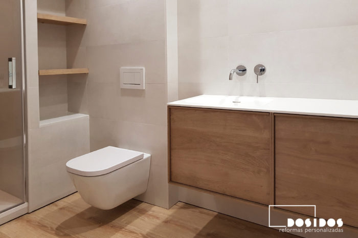 reforma-bano-moderno-grifo-empotrado-lavabo-krion-estanteria-decorativa-madera